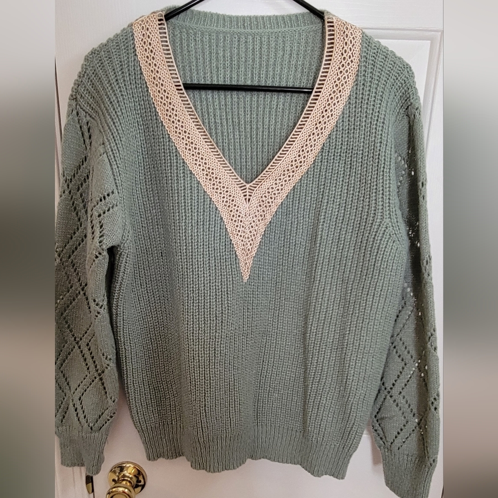 Lace panel v neck sweater size medium